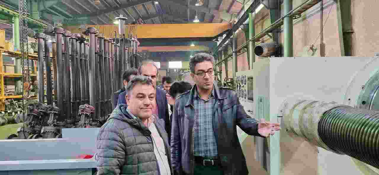 كارگران و تولید کنندگان  سربازان خط مقدم تولید در جنگ اقتصادي هستند