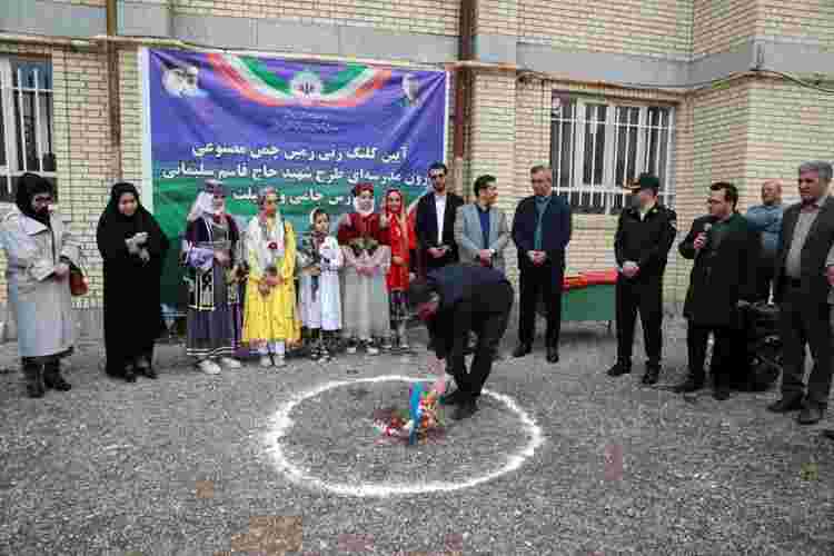 کلنگ احداث ۲ زمین چمن مصنوعی در مدارس سرعین به زمین زده شد